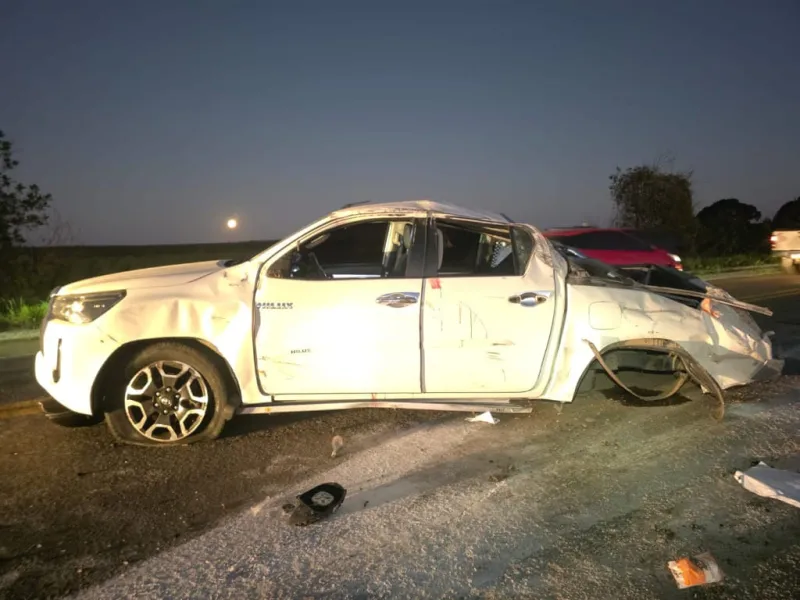 Acidente entre Jeep e Hilux deixa motorista gravemente ferido na BR-101, em Ibirapuã
