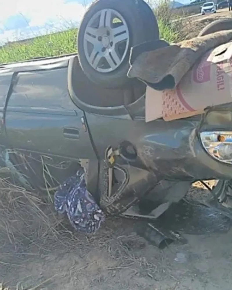 Capotamento na BA-290 deixa três pessoas feridas; motorista é transferido em estado grave