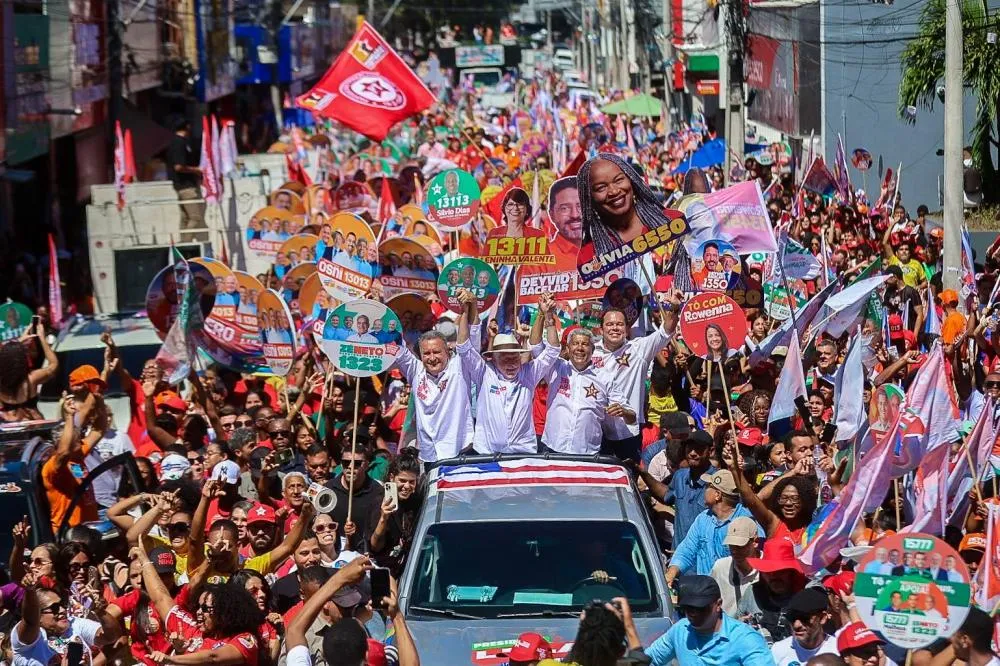 Jerônimo reúne cerca de 20 mil pessoas em caminhada com aliados em Feira de Santana