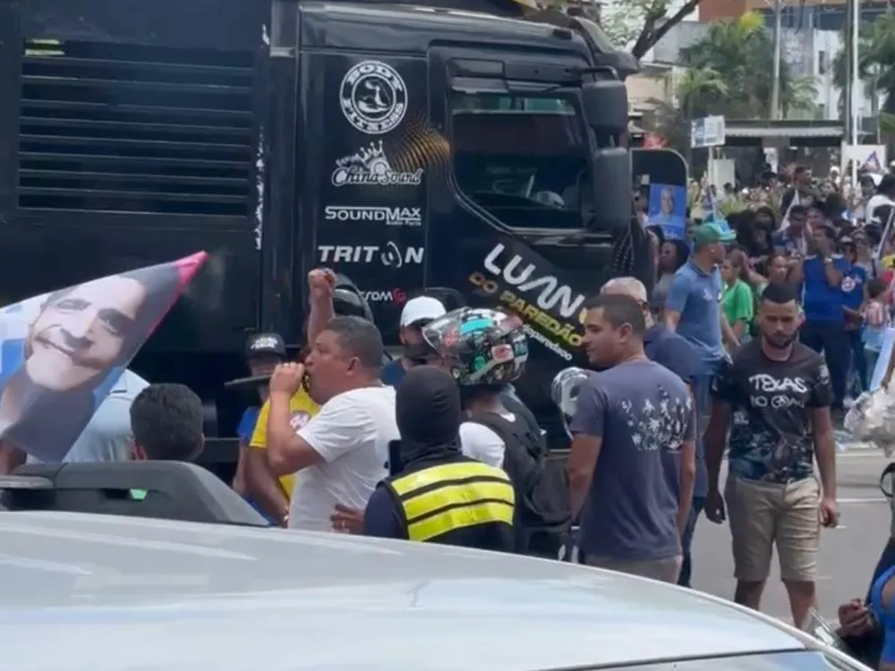 Carreata de ACM Neto em Teixeira de Freitas termina em confusão e troca de acusações entre candidatos