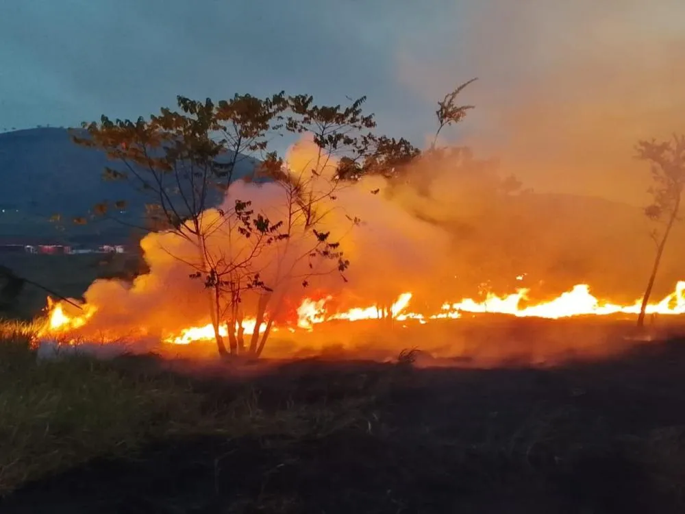 Incêndio florestal já atingiu um quinto da Terra Indígena Maxakali, em Minas Gerais